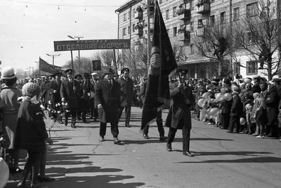 Рисунок с мальчиком и девочкой на открытке с 1 мая - Скачайте на 