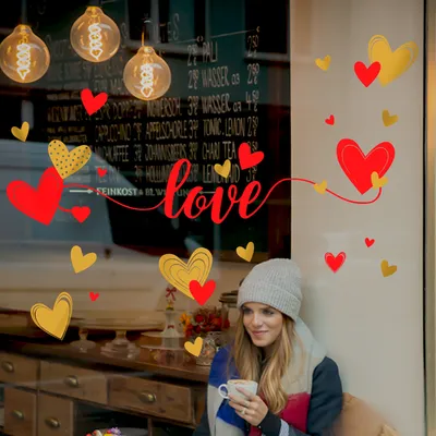 Украшение на День Святого Валентина. Наклейка на окно "LOVE"
