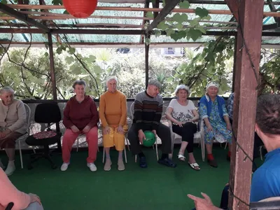 Волонтёры навещают пожилых людей: поездки в дома престарелых  () — Старость в радость