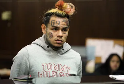 Клип скандального рэпера 6ix9ine за сутки набрал 16 миллионов просмотров -  РИА Новости, 