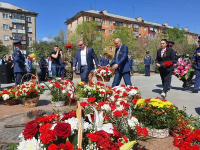 В Даугавпилсе 9 мая массово возлагают цветы — эксцессов нет (ФОТО) / Статья