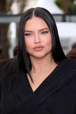 Makeup-free Adriana Lima keeps it casual while saying goodbye to daughter