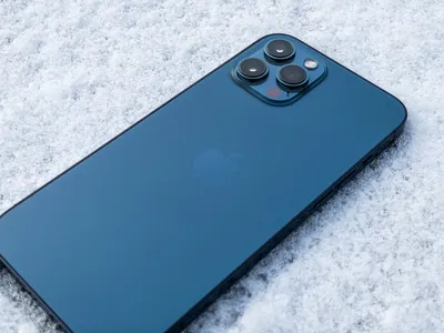 iPhone 12 Pro Max — телефон с самой продвинутой системой камер среди  айфонов. Ну и что в ней такого продвинутого? Нам понадобился месяц, чтобы  разобраться, — и не все открытия оказались приятными — Meduza