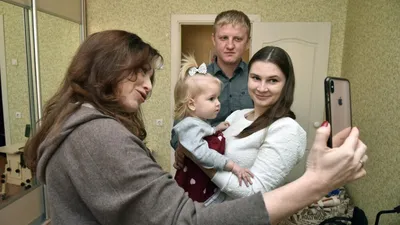 Какая куколка!» Актриса Алена Хмельницкая навестила воронежскую девочку со  СМА