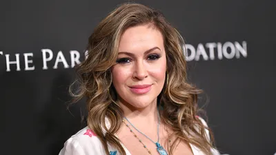 Alyssa Milano Experienced Hair Loss After COVID-19—And She's Not the Only  One | SELF