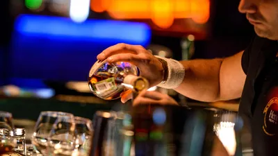 Еще по сто: в России поднимают цену на крепкий алкоголь | Статьи | Известия