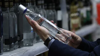 Кремль объяснил экономической целесообразностью рост цен на алкоголь — РБК