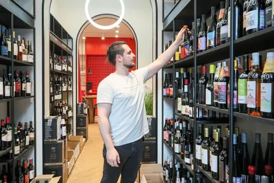Онлайн-продажа алкоголя разовьет осознанное потребление, считает эксперт -  РИА Новости, 