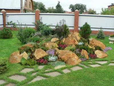 Садовая горка из камней для цветов - 75 фото