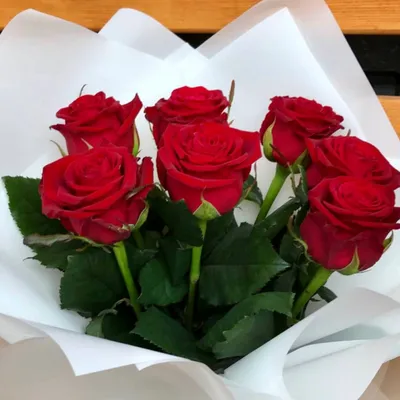 Алые розы в шляпной коробке - Доставка цветов в Екатеринбурге