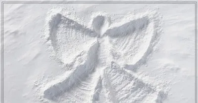Снежный ангел в белом снегу. плоский вид сверху сверху. | Премиум Фото