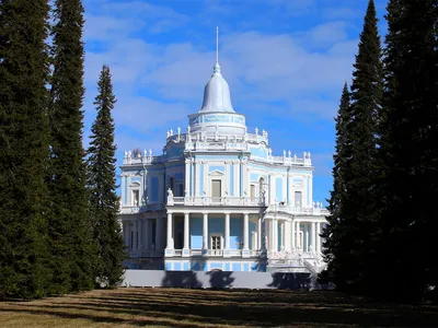 Самые большие памятники: Московский Кремль, Большой дворец Петергофа,  Успенский собор во Владимире.