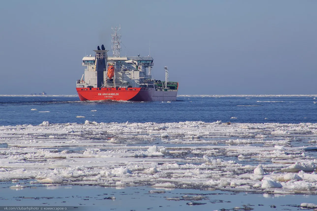 Крупнейший российский порт на белом море. Архангельск ворота в Арктику. Ледокол Архангельск. Архангельск порт арктические экспедиции. Архангельск порт ворота в Арктику.