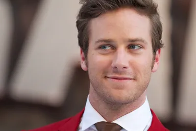 Картинка Armie Hammer Мужчины Куртка Забора Знаменитости