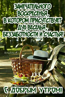 Дата 1 августа в календаре и букет ромашек в желтой кружке со смешным лицом  на фоне синей стены привет, августовский летний месяц | Премиум Фото