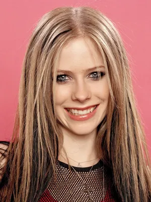 Avril Lavigne's new peroxide lob hair is a noughties throwback