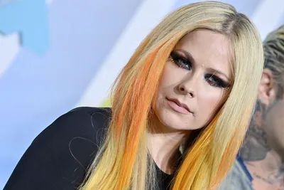 Avril Lavigne Recreated Her Iconic “Let Go” Album Cover 20 Years Later |  Teen Vogue