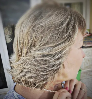 Современная стрижка волос «Аврора» для зрелых дам