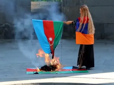 В Ереване сожгли азербайджанский флаг -ФОТО-ВИДЕО - 