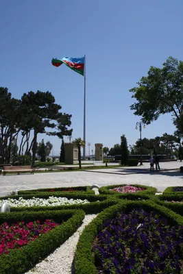 File:Azeri flag. Baku. Азербайджанский флаг. Баку - panoramio (1).jpg -  Wikimedia Commons