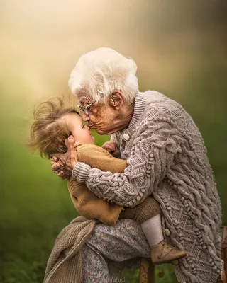 Мультяшные бабушка и дедушка со …» — создано в Шедевруме