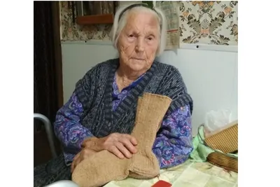 В Самаре 96-летняя бабушка вяжет носки для русских солдат и офицеров