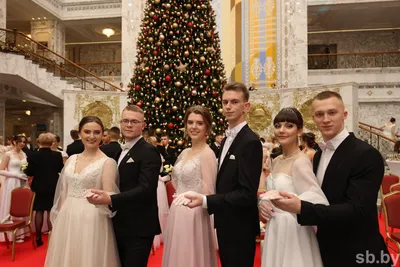 Балы на картинах: в Зимнем дворце, в честь Александра II, а также в  дворянском собрании.
