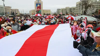 Бело-красно-белый флаг – символ белорусского протеста. Как он был  государственным, но стал оппозиционным | Гол.ру