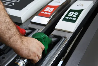 В России начал дешеветь бензин на заправках. Названы причины :: Autonews