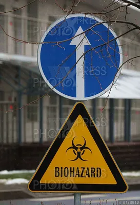 Знак "опасность биологической опасности" и наклейка | Премиум векторы