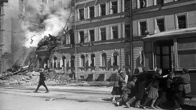 Петербургская художница показала блокадные фотографии в цвете - Российская  газета