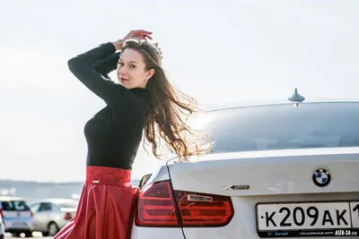 Скачать обои BMW, Girl, Car, Legs, Model, Woman, View, Road, раздел девушки  в разрешении 2048x1365