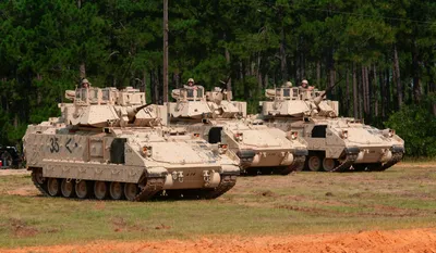 Колонна американских боевых машин M2 Bradley и - PICRYL Изображение в  общественном достоянии