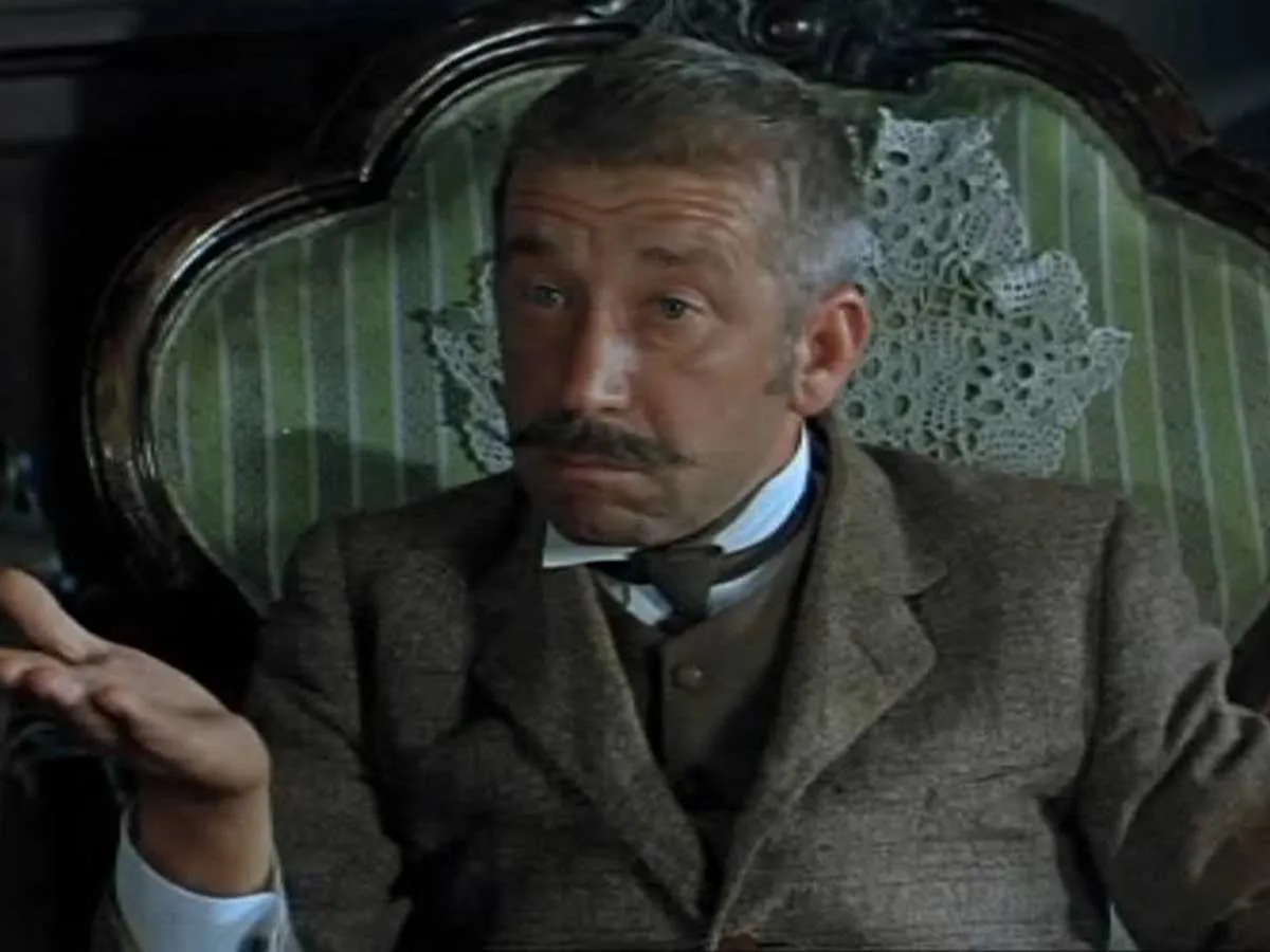 Инспектор из скотланд ярда 8 сканворд. Лестрейд из Шерлока Брондуков.