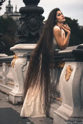 Черно-белый фотопортрет девушки-брюнетки с длинными волосами на пленэре