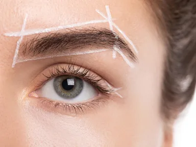 Эффект «лисьих глаз»: идеальная форма бровей, которая сделает вас моложе |  MARIECLAIRE