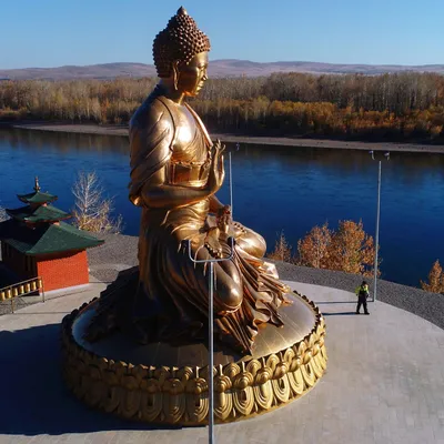 Белая статуя Будды на водоеме фото 4K загрузка обоев