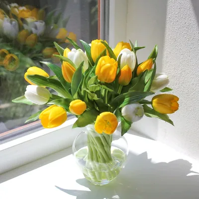 Букет тюльпанов в вазе на столе дома | Премиум Фото