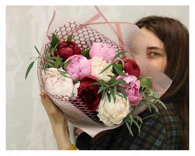 Букет роз в руке на картинке с пожеланиями в день рождения
