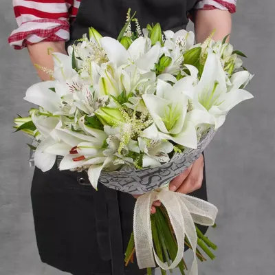 Букет из белых лилий и роз за 4795 ₽ с доставкой по Москве