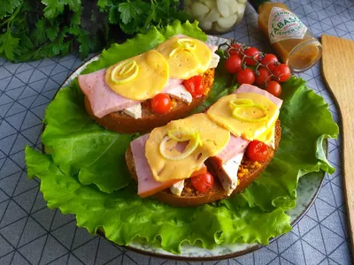 Горячие бутерброды с колбасой сыром и помидорами в духовке рецепт фото  пошагово и видео - 