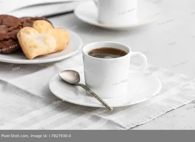 элегантная чашка кофе только что разлилась по всему столу, картинка чашки  кофе, кофе, чашка кофе фон картинки и Фото для бесплатной загрузки