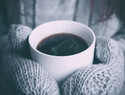 Чашка горячего кофе в руках девушки. Стоковое фото № 6900422, фотограф  Евгений Атаманенко / Фотобанк Лори