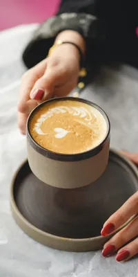 Девушка с чашкой кофе в руках» — создано в Шедевруме