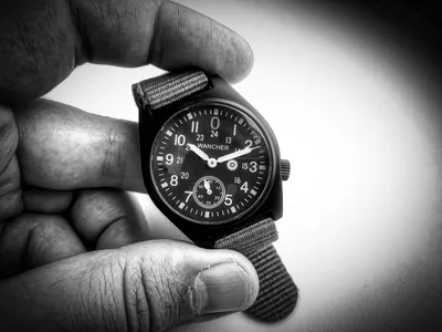 Чёрно-белые часы | Пикабу