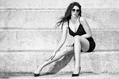 Модная черно-белая фотография девушки-модели в очках