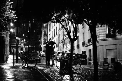 Черно-белый городской фон, дождь, …» — создано в Шедевруме