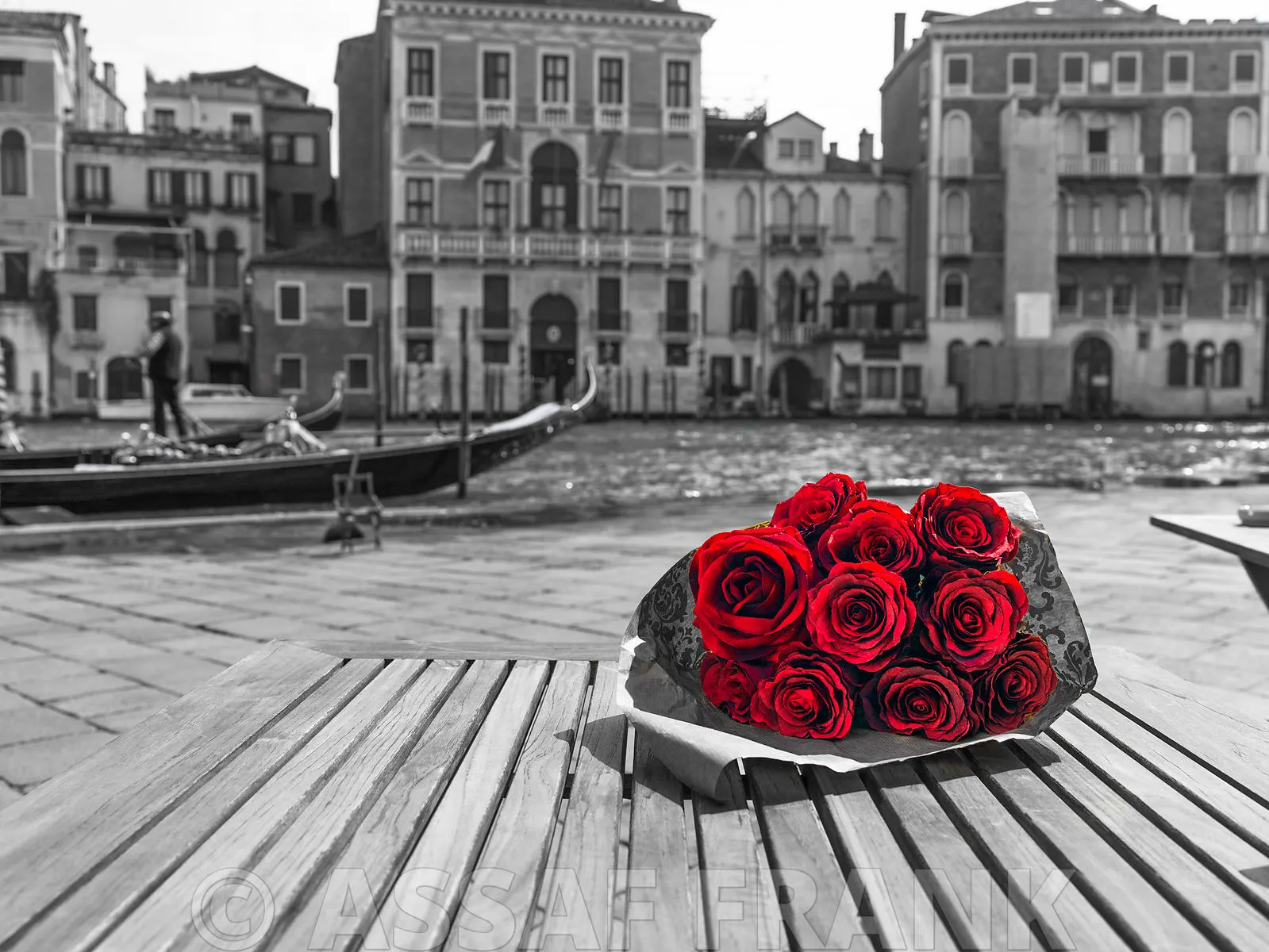 Красно черные фотографии. Романтичная Венеция \ фотограф Assaf Frank. Фотограф Assaf Frank (Великобритания. Ассаф Франк картины. Черно-белые с красным акцентом.