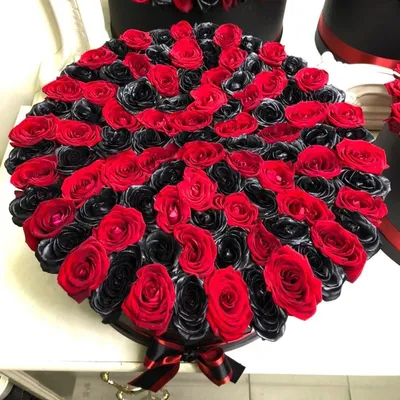 Розы в коробке "Черно-красные шахматы" за 4 390 руб. | Бесплатная доставка  цветов по Москве