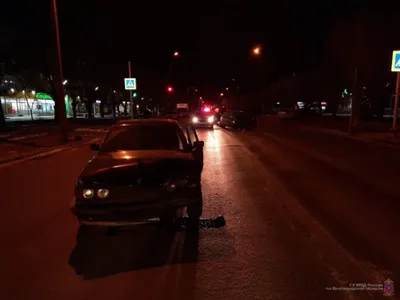 Черный бумер на улицах Волжского: женщине понадобилась помощь врачей после  встречи с авто